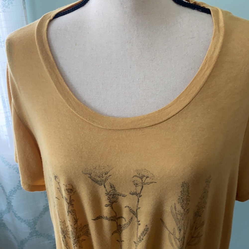 Light weight yellow top Size 2XL - Picture 9 of 10